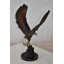 Statue en aigle Henjes en action essayant d'attraper sa proie, taille: 17 po x 10 po x H 23 po