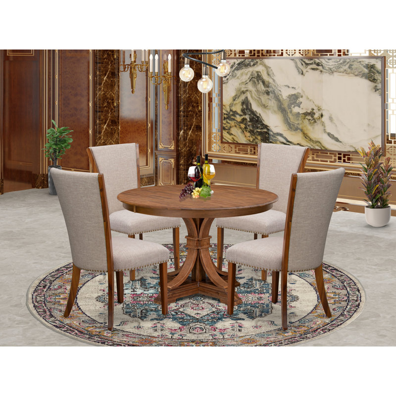 L'ensemble de salle à manger 5 pièces pour 4 personnes comprend une table ronde avec piédestal et 4 chaises rembourrées en lin brun clair, noyer antique