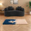 Causeuse compacte en velours noir, moderne pour les petits espaces