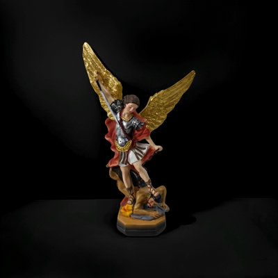 Une statue en résine de l'archange Saint-Michel