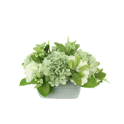 Arrangement floral d'hortensias avec baies