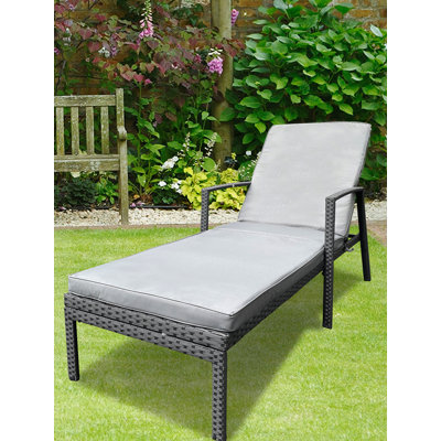 Outdoor Patio Lounge Chairs Rattan Wicker Chaise Lounges With Adjustable Backrest And Removable Cushions, Durable And Comfortable