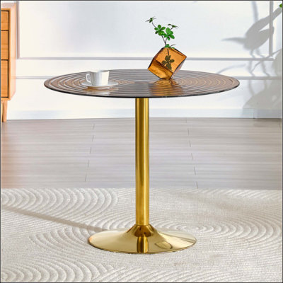 table ronde en verre brun clair de luxe clair. Pilier en métal doré. Négociation, table basse de maison, table de salle à manger. Convient aux petits espaces repas de 2 à 4 personnes.