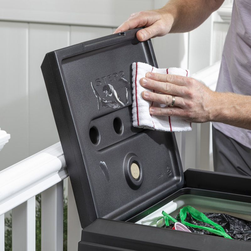 Atherton Classic White 30 Gallon Outdoor Plastic Garbage Can