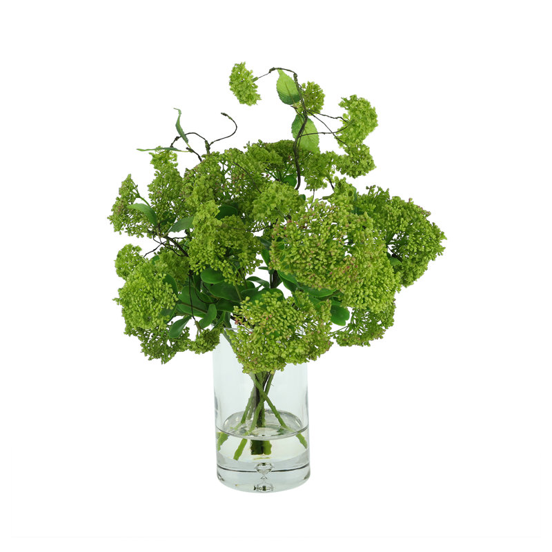 Arrangement de fausses boules de neige dans un vase
