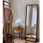 Miroir autoportant élégant en bois de ton noyer avec plateau de rangement pour la maison