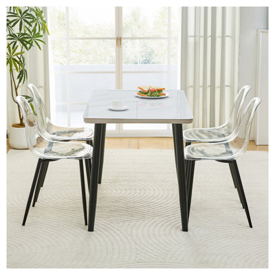 Ensemble de table de salle à manger moderne avec plateau en faux marbre, pieds fuselés noirs et 4 chaises en plastique transparent pour les petits espaces