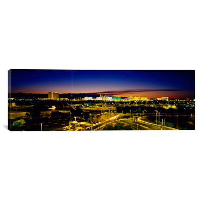 Vision à haut angle des bâtiments allumés au crépuscule, las vegas, nevada, états-unis-reproduction de photo sur toile enroulée