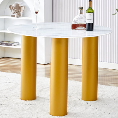 Table de salle à manger ronde avec plateau en faux marbre et pieds en bois aggloméré doré pour la cuisine ou le salon, blanc