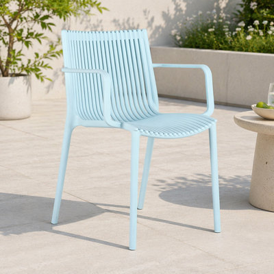Ensemble été - 4 fauteuils empilables bleu pâle en PP pour intérieur/extérieur - Dossier ergonomique à lattes avec table longue blanche moderne de 140 cm - Intérieur/extérieur - Plateau léger en PP avec structure métallique