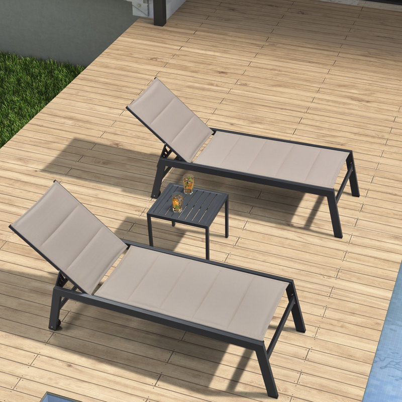 Siège à lattes inclinable 66,15 po avec table, Cadre noir / coussin beige