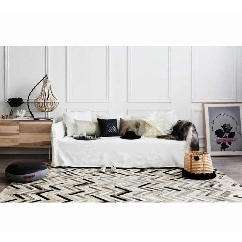 Tapis rectangulaire gris / blanc en cuir de vache à chevrons El Cielo, Rectangulaire 2 pi x 3 pi