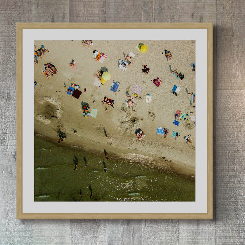 « beach goers » par karolis janulis, reproduction d’art encadrée, H 24 po x l 24 po x P 1,5 po
