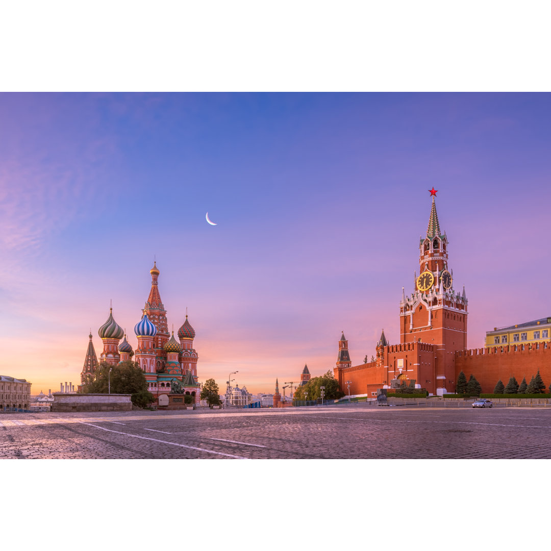 Red Square von Skadr - Kunstdrucke auf Leinwand