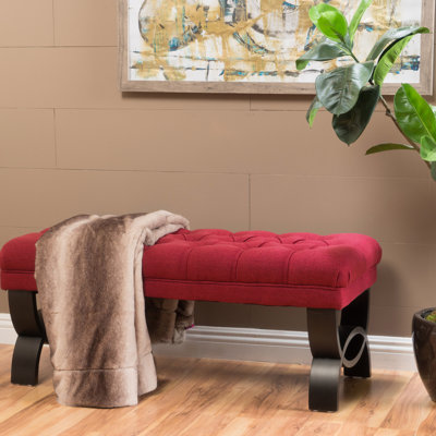 Élégant tissu rouge avec un aspect traditionnel et un capitonnage à boutons exquis Base sophistiquée demi-cercle moderne