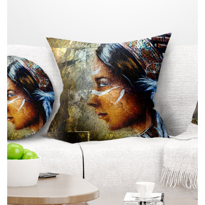 Portrait d'une femme indienne avec coussin décoratif