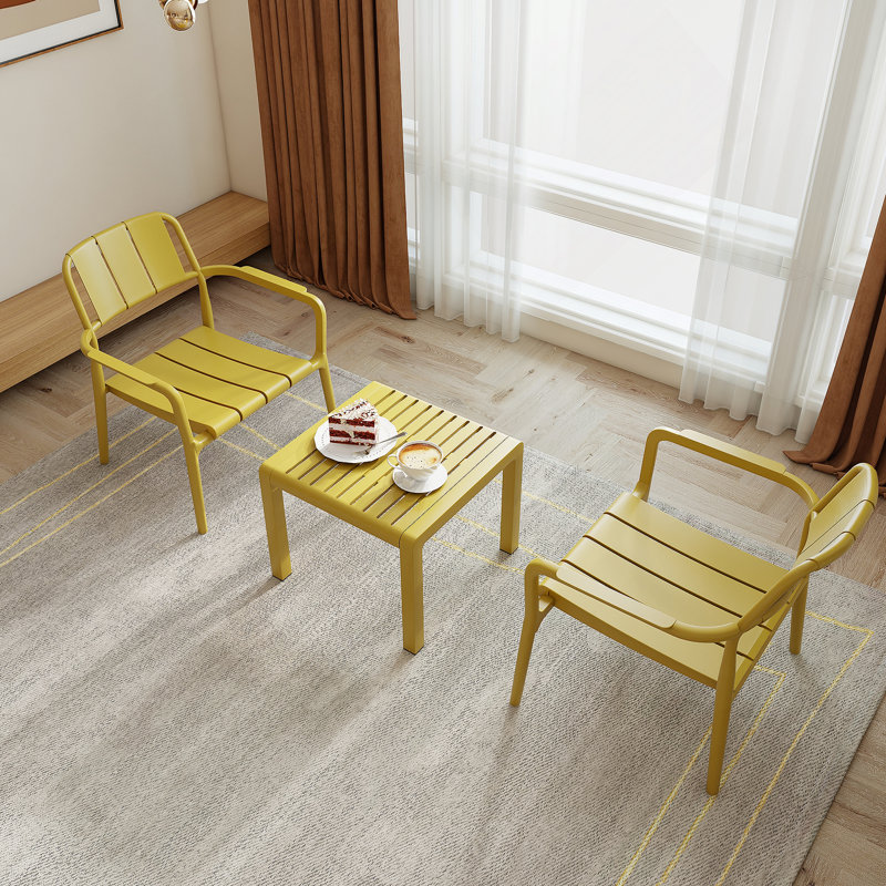 Ensemble 2 pièces de chaises à une place et de table basse en PP - Mobilier polyvalent d'intérieur / extérieur pour le salon, le balcon, la plage (sans chaises d'assemblage, table facile à installer) - Polypropylène, jaune brique