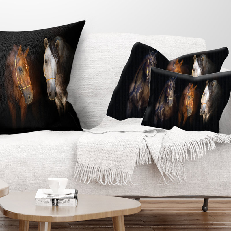 Trois chevaux avec bride dorée - Coussin décoratif imprimé animal