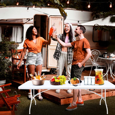 Table pliante portative 8 pi. Noir Robuste pour les plaisirs extérieurs. Étanche, supportant une charge élevée. Option intérieure / extérieure en plastique pour le camping, les occasions de fêtes. Robuste, imperméable.