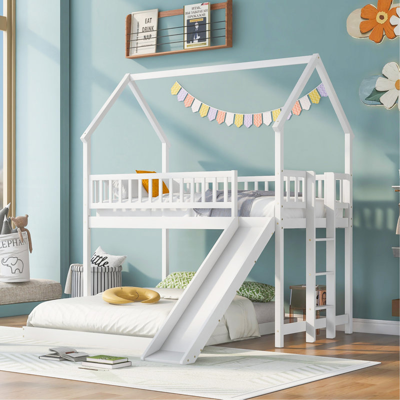Lit superposé simple au-dessus d'une chambre double avec glissière et échelle intégrée, garde-corps sur toute la longueur, blanc