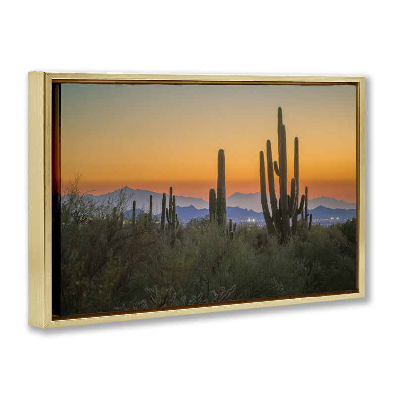 «Cacti Looming Sunset Floater» par Marty Hulsebos, Cadre flottant métallique doré, H 17 po x l 25 po