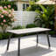 Table d'extérieur pliante avec design peu encombrant, structure en métal et plateau en plastique d'aspect bois, table de patio, brun