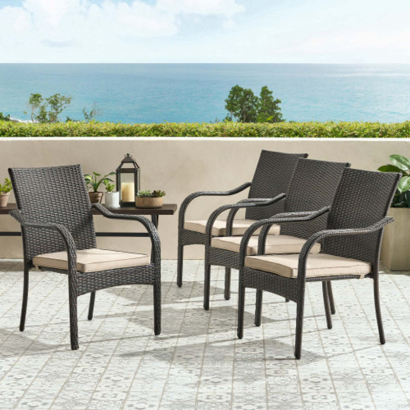 Chaises d'extérieur empilables en osier avec coussins confortables et structure en fer durable, parfaites pour une utilisation sur le patio et pour un meilleur encombrement.
