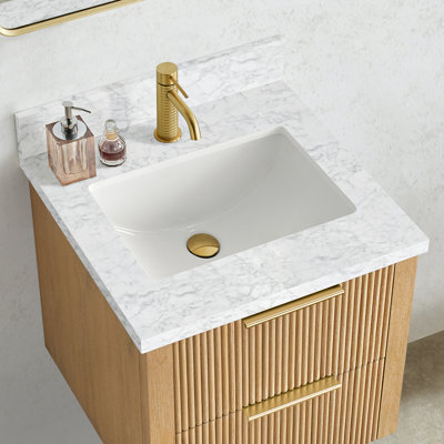 Zevio l 25 po x P 22 po. Comptoir de meuble-lavabo en marbre blanc de Carrare avec lavabo simple rectangulaire blanc
