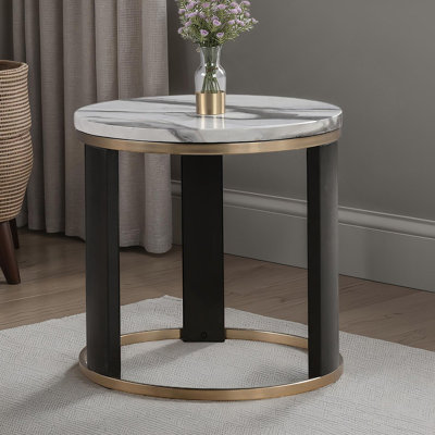 Table de bout ronde en marbre de style contemporain avec anneaux dorés et pieds en bois avec finition dorée et noire