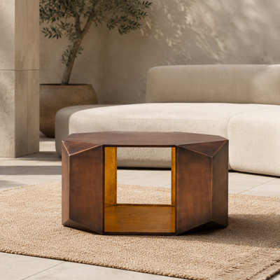 Table basse de style moderne avec plusieurs panneaux angulaires en tôle d'aluminium de couleur cuivre antique avec intérieur en feuille d'or
