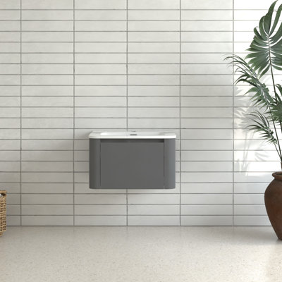 Meuble-lavabo gris avec dimensions de 24 pouces, conception flottante, lavabo en céramique blanche, poignée inclinée à 45 °, tiroir à fermeture en douceur, imperméable, rangement spacieux, style européen pour la salle de bain, petit idéal