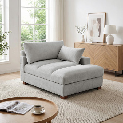 Chaise longue surdimensionnée rembourrée en chenille grise avec accoudoirs et coussins décoratifs