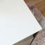 Bureau en bois en L au design minimaliste, brun