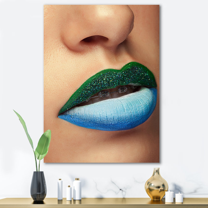 Gros plan sur les lèvres avec maquillage et supports tendance - Photographie sur toile, H 32 po x l 24 po x P 1 po