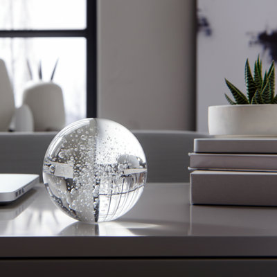 Orbe décoratif en verre et cristal avec détails en bulles.
