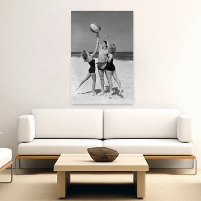 1950s, adolescents sautant pour un ballon de plage portant des maillots de bain, art mural rétro rétro