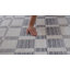 Tapis de couloir à motif géométrique gris / beige 2 pi x 8 pi (2 pi 3 po x 8 pi) Ebonie de Tapis Branch-436452134