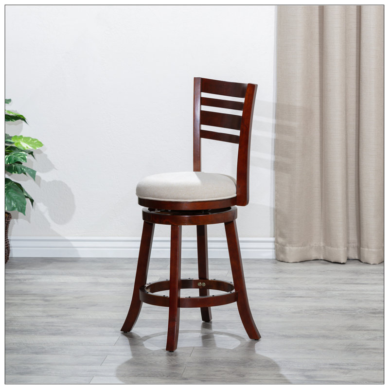Tabouret pivotant à dossier à lattes de 24 po de hauteur de comptoir avec siège en tissu beige et finition cerise