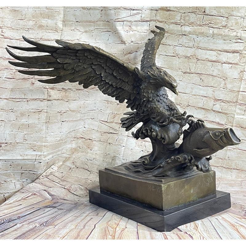 Sculpture très grand aigle américain ramassant un poisson de l'océan par Milo
