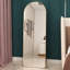 Miroir pleine grandeur de quatrième génération fixé au sol, cadre en alliage d'aluminium arqué, parfait pour la salle de bain, la chambre à coucher et les espaces de vente au détail