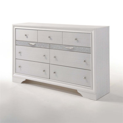 Commode Naima avec différentes tailles de tiroirs et une élégante finition texturée blanche pour les chambres à coucher modernes