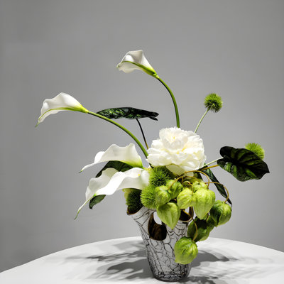 Ornements de fleurs simulées
