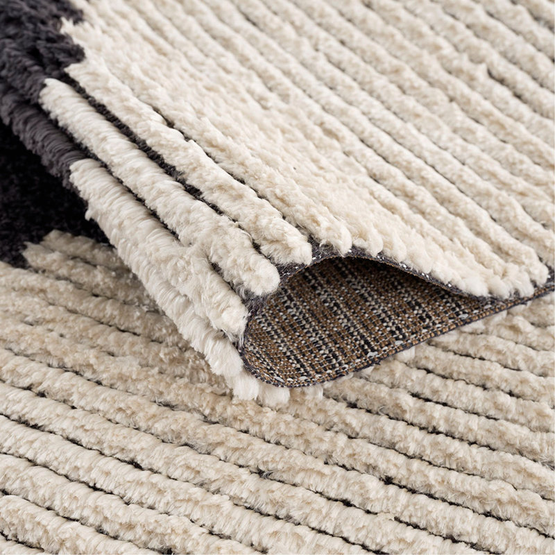 Tapis noir et ivoire moderne