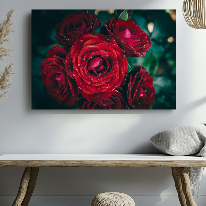 Toile, composition de gros plan de roses rouges éclatantes et de leurs pétales d'art, H 20 po x l 30 po