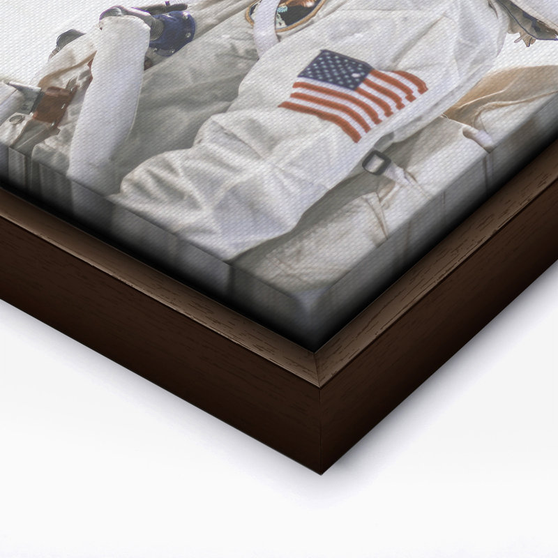 Astronaute, Canevas, Encadrement brun, H 11 po x l 14 po