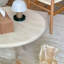Table basse en résine crème marbrée