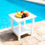 Table d'appoint Hips White en bois aux tons chauds, idéale pour le jardin et les réceptions en extérieur. Sa structure à deux niveaux offre un espace de rangement pour les sous-verres et les boissons. Son dossier ergonomique et profilé assure une assise confortable.