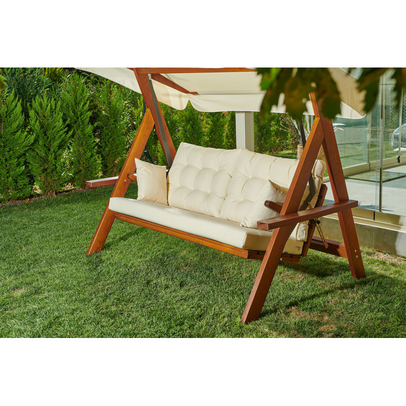 Balancelle triple Garden, structure 100% bois de pin, tissu ETISILK beige | Facile à nettoyer, imperméable, résistant aux rayons UV | Dossier réglable à 5 niveaux | Dimensions: 89,8 po x 74,8 po x 53,1 po | Capacité de 880 lb | Parfait pour la détente en plein air
