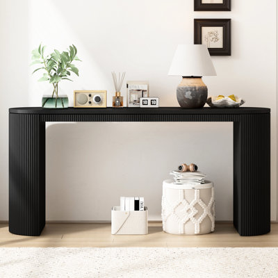Console moderne noire avec surface spacieuse et style courbé pour la maison