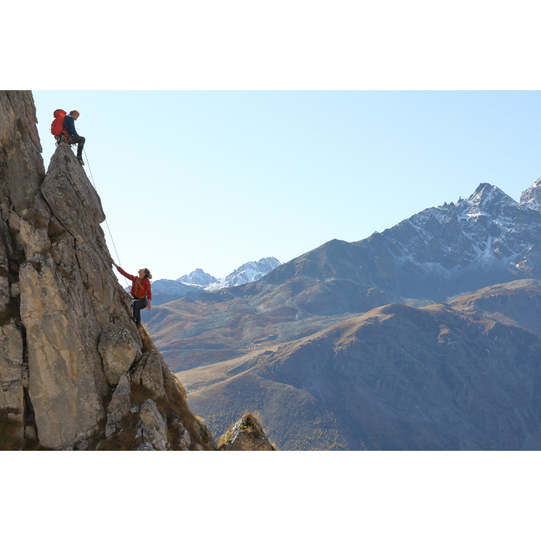 Bergsteiger steigen zum Berggipfel auf by AscentXmedia - Drucken